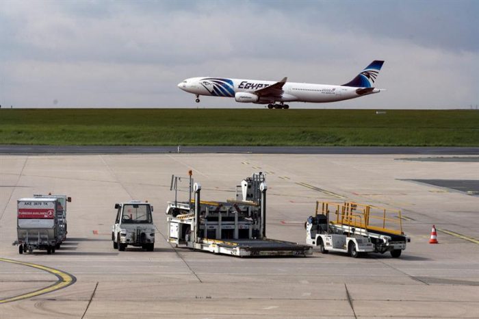 Egipto no descarta que un atentado derribara el avión de EgyptAir Egipto no descarta que un atentado derribara el avión de EgyptAir
