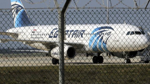 Vuelo de la aerolínea EgyptAir desaparece de su ruta de París a El Cairo Vuelo de la aerolínea EgyptAir desaparece de su ruta de París a El Cairo