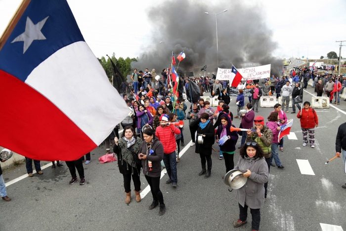 Habitantes de Chiloé exigen que autoridades asuman responsabilidad política por las decisiones que provocaron crisis de Marea Roja Habitantes de Chiloé exigen que autoridades asuman responsabilidad política por las decisiones que provocaron crisis de Marea Roja