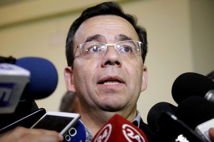 Céspedes fracasa y vuelve a Santiago sin resolver conflicto con pescadores en Chiloé Céspedes fracasa y vuelve a Santiago sin resolver conflicto con pescadores en Chiloé