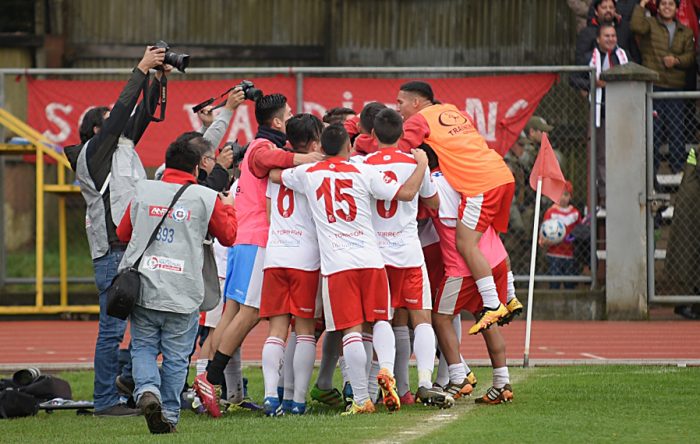 Segunda división: Deportes Valdivia golea a La Pintana y asciende tras 26 años Segunda división: Deportes Valdivia golea a La Pintana y asciende tras 26 años