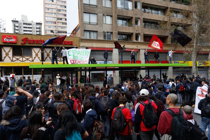 Marcha convocada por la Confech comienza con incidentes aislados Marcha convocada por la Confech comienza con incidentes aislados