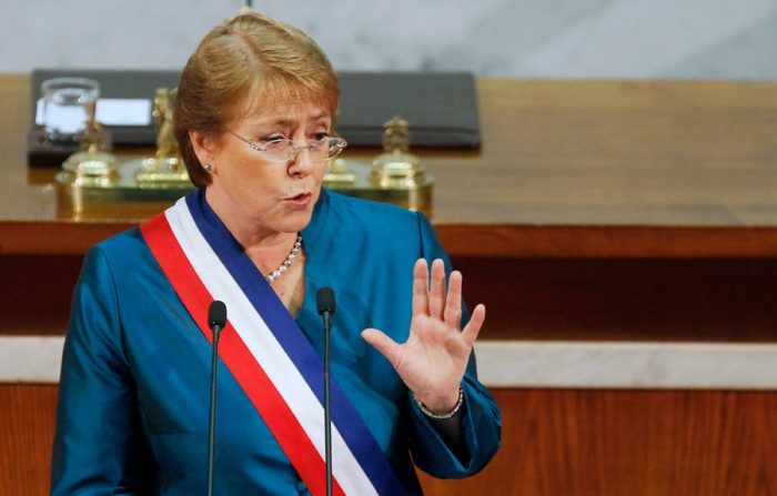 Bachelet busca tender puente al sector privado con oferta de pacto por el crecimiento, pero faltan propuestas concretas