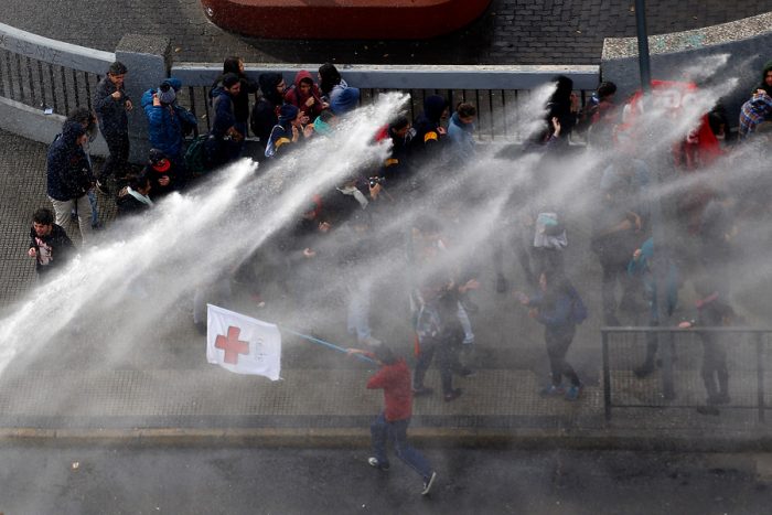 Estudiantes apuntan a mano dura de Burgos durante manifestación: “Por favor, inhíbase de actuar a punta de palos y violencia” Estudiantes apuntan a mano dura de Burgos durante manifestación: