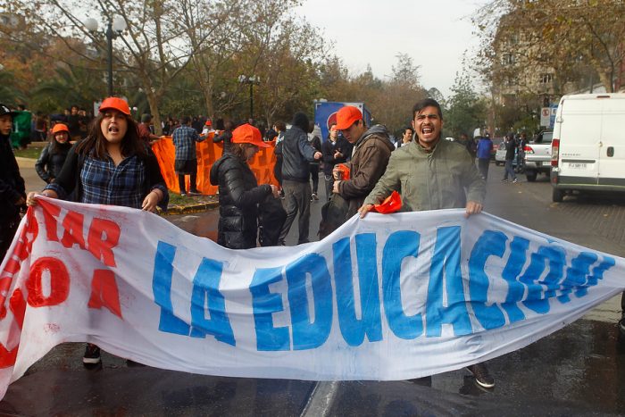 [Fotos] Amplio despliegue de Carabineros por marcha no autorizada de estudiantes en Plaza Italia