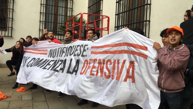 Estudiantes burlan seguridad de La Moneda simulando ser turistas y se manifiestan contra Bachelet Estudiantes burlan seguridad de La Moneda simulando ser turistas y se manifiestan contra Bachelet