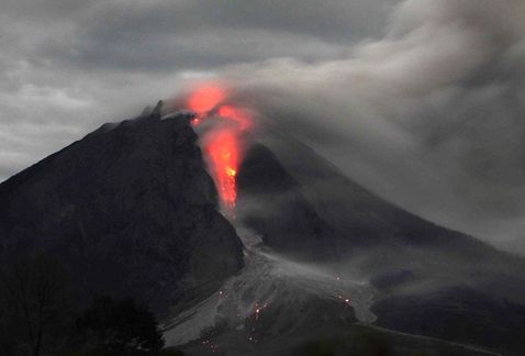 Siete muertos y dos heridos críticos por erupción del Sinabung en Sumatra Siete muertos y dos heridos críticos por erupción del Sinabung en Sumatra