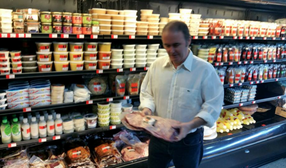 Empresario español muestra a los supermercados de los barrios ricos en Venezuela: están repletos de comida y “no falta nada” Empresario español muestra a los supermercados de los barrios ricos en Venezuela: están repletos de comida y