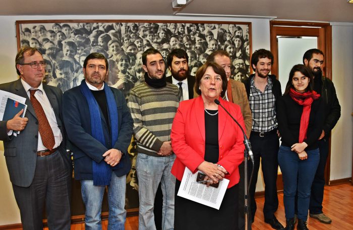 La silenciosa reunión de Izquierda Autónoma con el Mineduc que sacó ronchas al interior del Movimiento Estudiantil La silenciosa reunión de Izquierda Autónoma con el Mineduc que sacó ronchas al interior del Movimiento Estudiantil