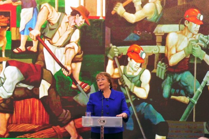 Bachelet anuncia «ajustes» a la reforma laboral tras fallo del TC que rechazó la titularidad sindical Bachelet anuncia