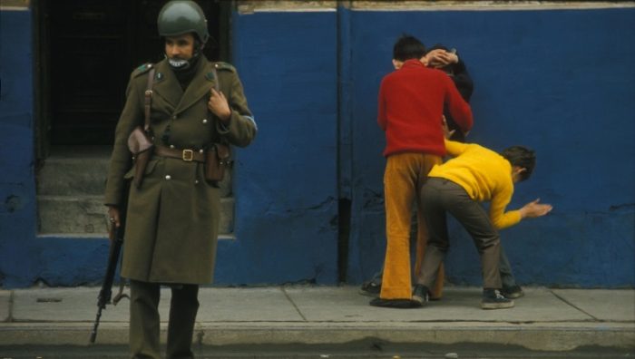 Un instante congelado posgolpe: cuando los niños arrestaban a otros niños Un instante congelado posgolpe: cuando los niños arrestaban a otros niños
