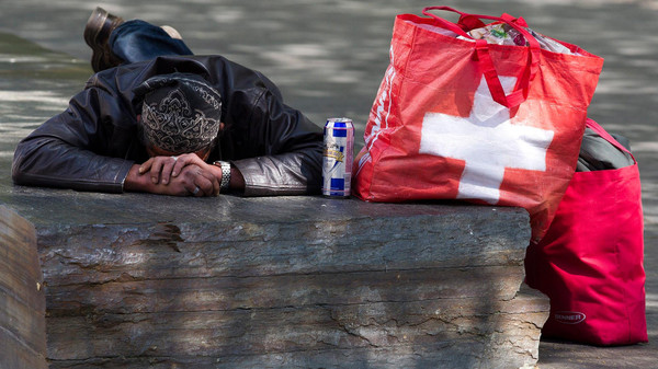 Suiza se debate si pagar a sus ciudadanos US$2.500 ¡para llegar a fin de mes! Suiza se debate si pagar a sus ciudadanos US$2.500 ¡para llegar a fin de mes!