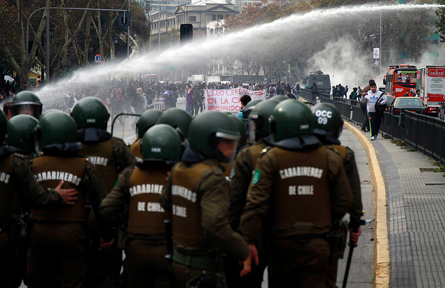 Carabineros abrirá investigación por denuncia de mujer que sufrió un aborto tras ser detenida en marcha estudiantil Carabineros abrirá investigación por denuncia de mujer que sufrió un aborto tras ser detenida en marcha estudiantil
