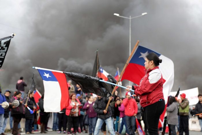 Pescadores de Chiloé abren accesos a la isla para paliar desabastecimiento Pescadores de Chiloé abren accesos a la isla para paliar desabastecimiento