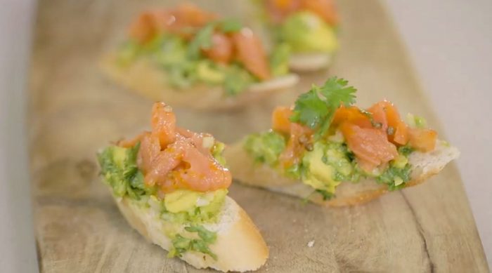 Esta semana en “El Gran Mantel”: lúcete con esta receta de rostinnis de salmón y palta Esta semana en