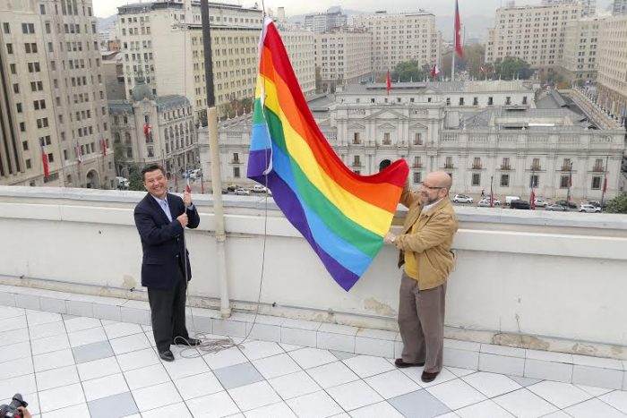 Bandera de la diversidad sexual fue izada en la Dirección del Trabajo Bandera de la diversidad sexual fue izada en la Dirección del Trabajo