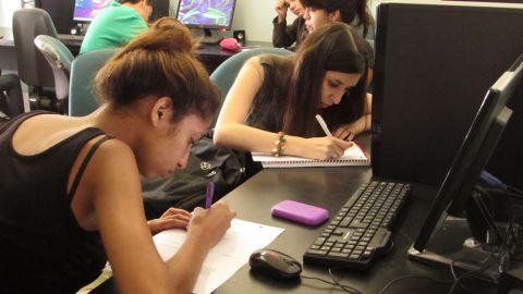 Conectados al sur: una reflexión sobre el uso que dan a las nuevas tecnologías los jóvenes vulnerables Conectados al sur: una reflexión sobre el uso que dan a las nuevas tecnologías los jóvenes vulnerables