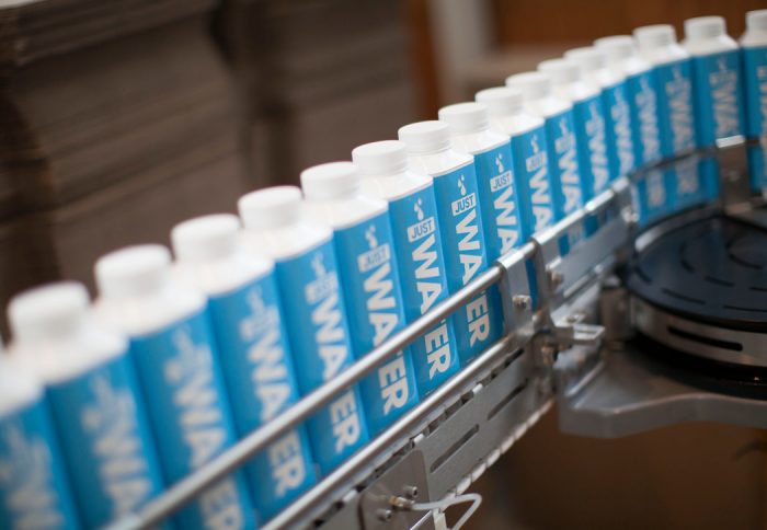 Just Water, la empresa que salva al planeta apostando al papel y no al plástico Just Water, la empresa que salva al planeta apostando al papel y no al plástico
