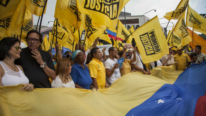 Policía bloquea marchas opositoras por referendo revocatorio en Venezuela Policía bloquea marchas opositoras por referendo revocatorio en Venezuela