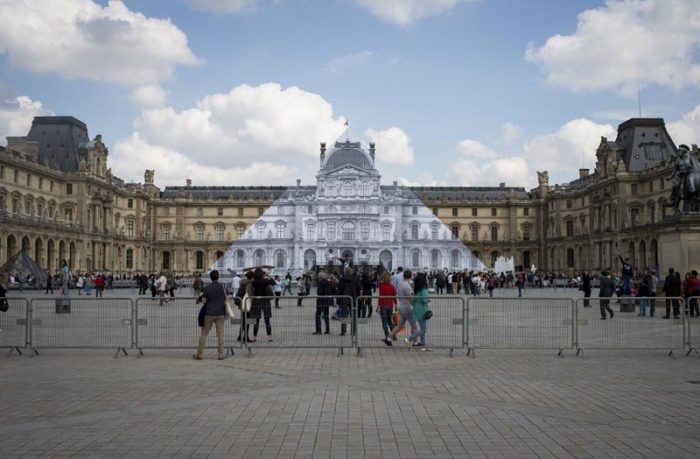 La pirámide del Louvre “desaparece” por obra y arte del fotógrafo francés JR La pirámide del Louvre “desaparece” por obra y arte del fotógrafo francés JR