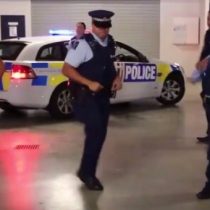 [VIDEO] Policías de Nueva Zelanda, bailan en un estacionamiento al ritmo de 