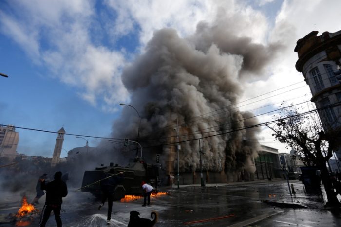 Encapuchados saquean y queman farmacia en Valparaíso tras discurso del 21 de mayo Encapuchados saquean y queman farmacia en Valparaíso tras discurso del 21 de mayo