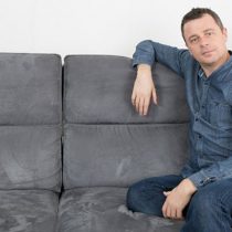 ¿Estás seguro de que sabes cómo levantarte del sofá?