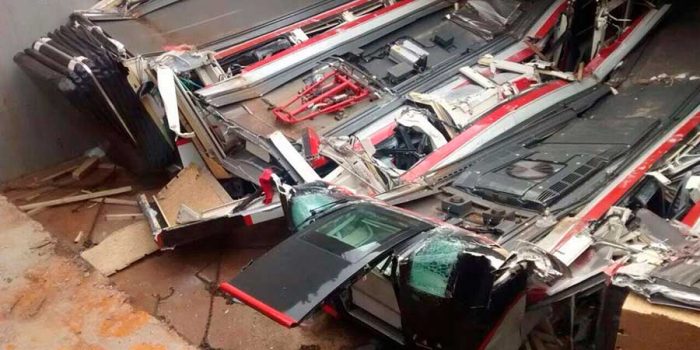 Vagones nuevos de Metro de Santiago quedan destrozados al ser aplastados por la caída de un techo Vagones nuevos de Metro de Santiago quedan destrozados al ser aplastados por la caída de un techo