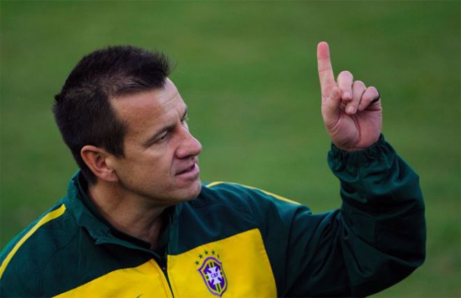 Dunga es destituido de la selección brasileña Dunga es destituido de la selección brasileña