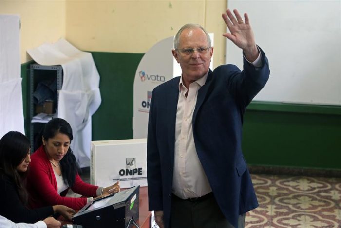 Kuczynski se encamina a un triunfo en comicios en Perú con una mínima ventaja