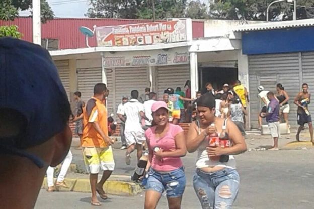 Saqueos en el oriente de Venezuela dejan un fallecido y 400 detenidos Saqueos en el oriente de Venezuela dejan un fallecido y 400 detenidos