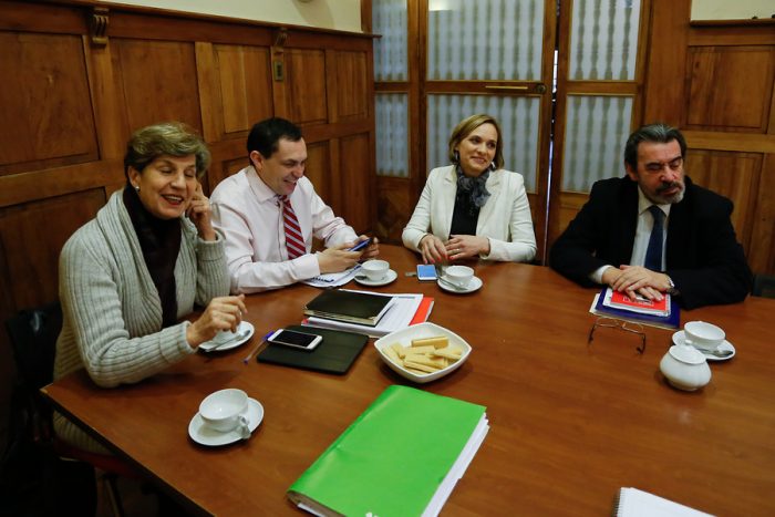 Nueva Mayoría cierra acuerdo para enfrentar las elecciones municipales en 345 comunas Nueva Mayoría cierra acuerdo para enfrentar las elecciones municipales en 345 comunas