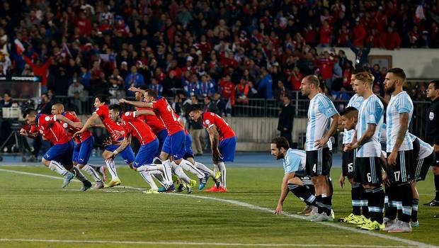 Ex delantero uruguayo lanza encuesta para mofarse de la Roja por Twitter y no le resulta… Ex delantero uruguayo lanza encuesta para mofarse de la Roja por Twitter y no le resulta...