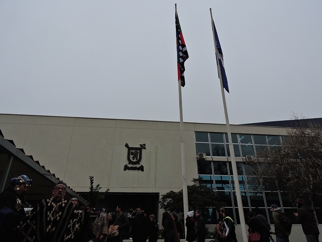 Inédito: U. de Santiago iza bandera mapuche para celebrar Año Nuevo Indígena Inédito: U. de Santiago iza bandera mapuche para celebrar Año Nuevo Indígena
