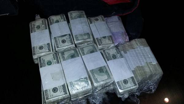 Detienen a ex ministro Kichnerista en Argentina cuando enterraba dinero en un convento Detienen a ex ministro Kichnerista en Argentina cuando enterraba dinero en un convento