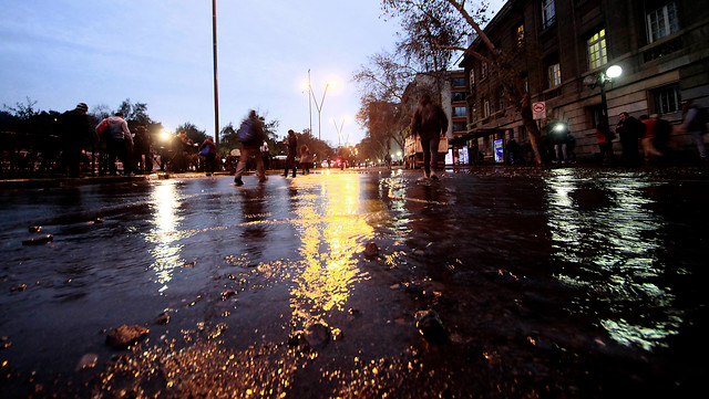Jueves negro en Santiago: Inundación, cortes de tránsito, barricadas y marcha marcan caótica jornada