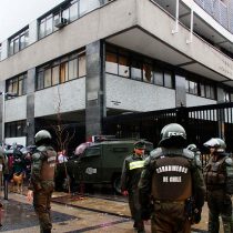 Otra jornada de violencia en el Instituto Nacional: queman histórico estandarte del establecimiento