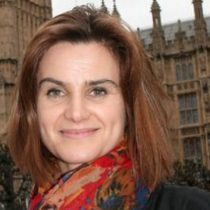 Diputada británica en estado crítico tras recibir dos disparos