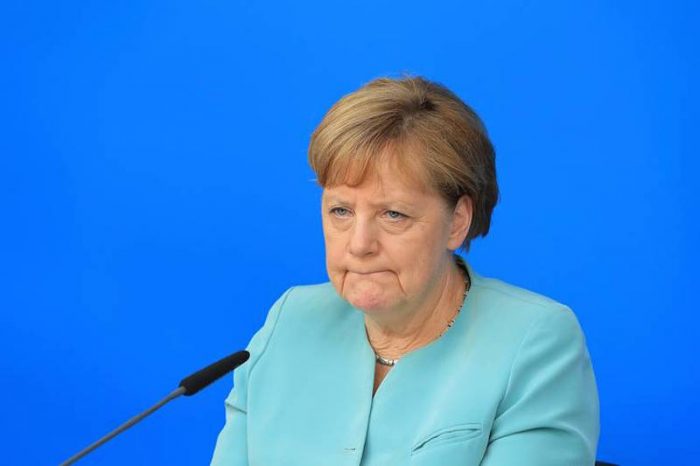 Merkel insta a no negociar con Londres hasta que no formalice deseo de salir