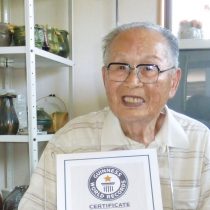 Japonés de 96 años se convierte en el graduado universitario más viejo del mundo