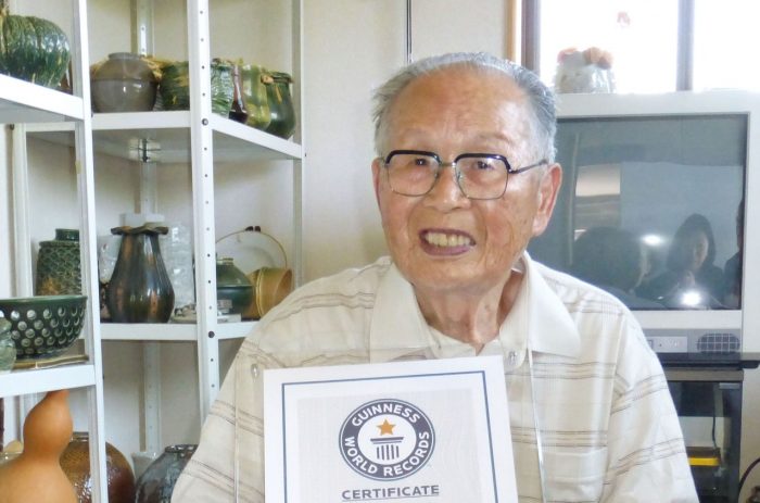 Japonés de 96 años se convierte en el graduado universitario más viejo del mundo Japonés de 96 años se convierte en el graduado universitario más viejo del mundo