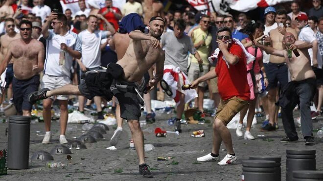 UEFA amenaza con expulsar a Inglaterra y Rusia de la Eurocopa si siguen los incidentes UEFA amenaza con expulsar a Inglaterra y Rusia de la Eurocopa si siguen los incidentes