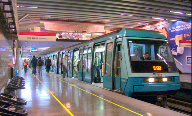 Fiscal pide investigar origen de sticker en tren del metro que anuncia atentado en tres días Fiscal pide investigar origen de sticker en tren del metro que anuncia atentado en tres días