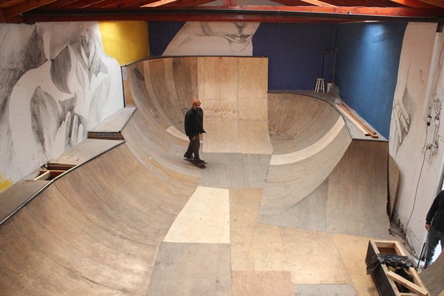 Remodelado y estrenando mural reabre Cons Project, el primer skatepark indoor de Santiago Remodelado y estrenando mural reabre Cons Project, el primer skatepark indoor de Santiago