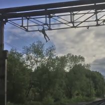 [VIDEO] ¿Arriesgarías tu vida por una selfie? Este joven ruso no lo dudó y se subió a una torre de alta tensión