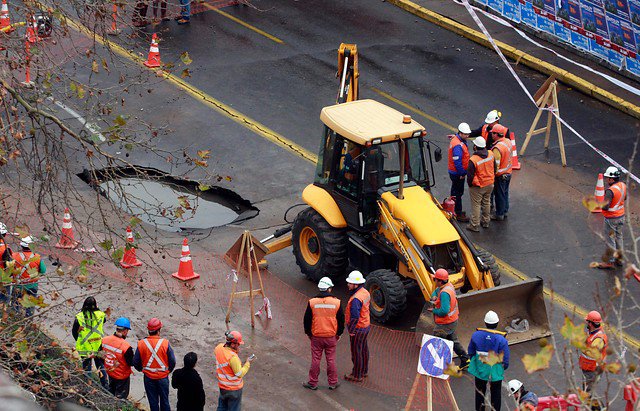 Intendencia Metropolitana responzabiliza a Aguas Andinas por la rotura de matriz Intendencia Metropolitana responzabiliza a Aguas Andinas por la rotura de matriz