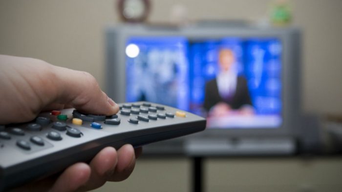 Sólo 23% de los chilenos confía en lo que transmite la TV, según encuesta Sólo 23% de los chilenos confía en lo que transmite la TV, según encuesta