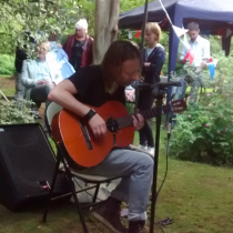 [VIDEO] Thom Yorke sorprendió a sus vecinos del barrio con un concierto acústico en Oxford
