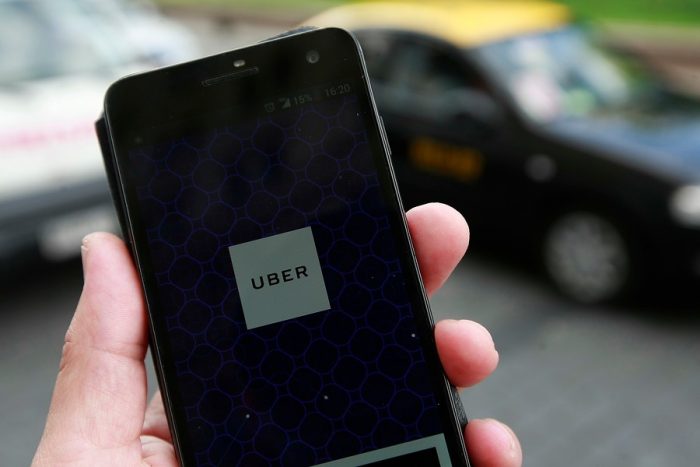Uber no afloja en su competencia con los taxis en Chile: permitirá pago en efectivo desde la próxima semana