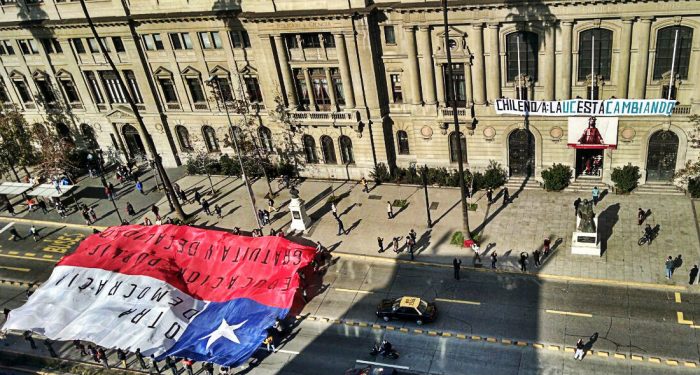 [Galería] Estudiantes protestan en las afueras de la UC y despliegan bandera gigante en la Alameda